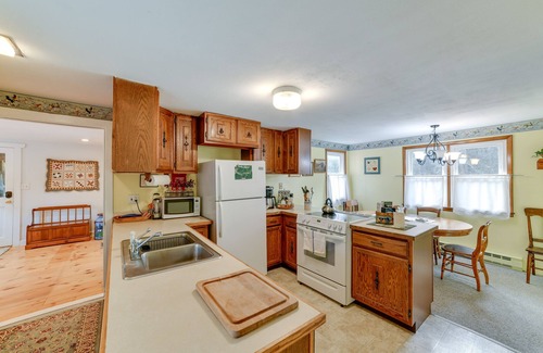 Walton Maison | Fire Pit & On-Site Pond: Wooded Walton Home!