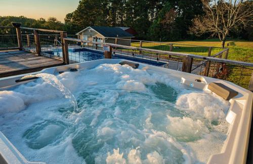 Easley Maison | Fire Pit * Pool * Hot Tub * Fishing Pond w/Jon Boat