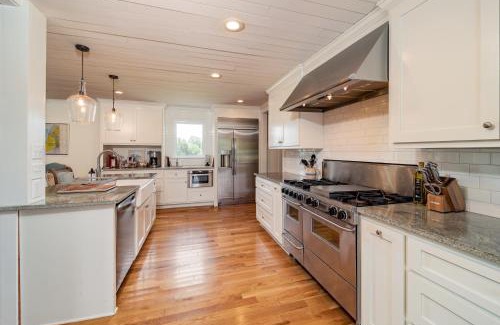 Easley Maison | Fire Pit * Pool * Hot Tub * Fishing Pond w/Jon Boat