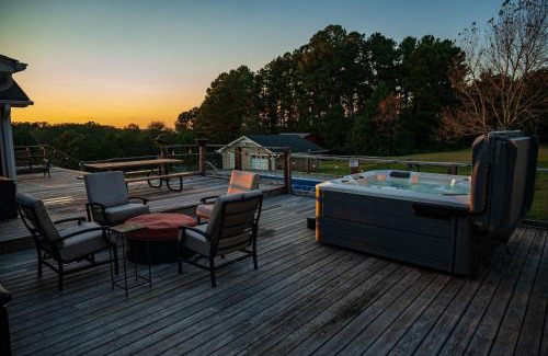 Easley Maison | Fire Pit * Pool * Hot Tub * Fishing Pond w/Jon Boat