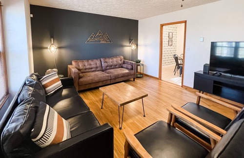 Bluewell Maison | Fire Pit 🔹Private Bedrooms 🔹5 miles to Trail 🔹Garage