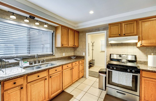 Farmington Hills Maison | Fire Pit & Yard: Family Home in Farmington Hills!