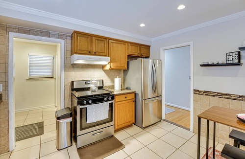 Farmington Hills Maison | Fire Pit & Yard: Family Home in Farmington Hills!