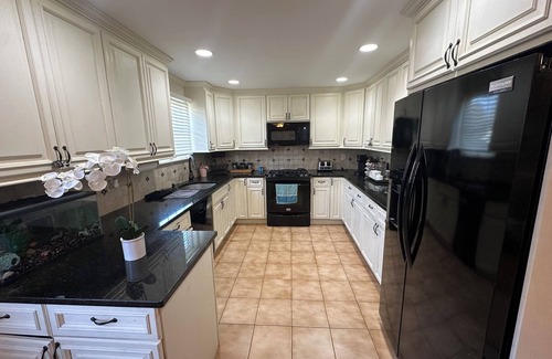 Long Island Maison | Selfie Walls/ Spacious Family Friendly Home/ Near Beaches/ Backyard Retreat!