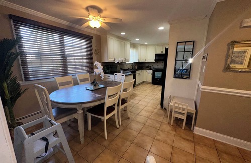 Long Island Maison | Selfie Walls/ Spacious Family Friendly Home/ Near Beaches/ Backyard Retreat!