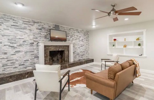 DeLand Maison | Firepit + Pool Table + Grill + 8mi to Blue Springs