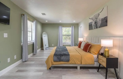 DeLand Maison | Firepit + Pool Table + Grill + 8mi to Blue Springs