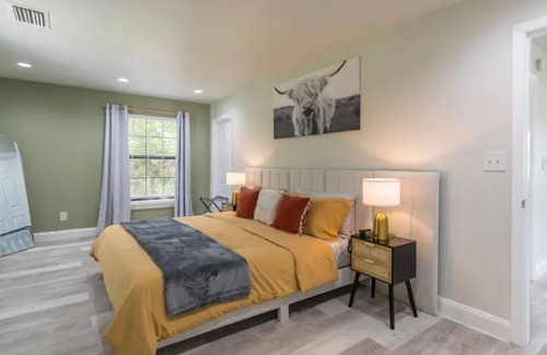 DeLand Maison | Firepit + Pool Table + Grill + 8mi to Blue Springs