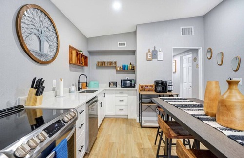Conway Maison | Casa LUNA w/ Fireplace + Lake View + 10min to dwtn