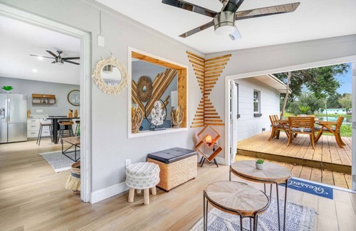 Conway Maison | Casa LUNA w/ Fireplace + Lake View + 10min to dwtn