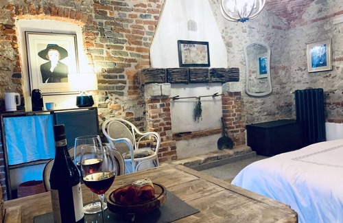Gassino Torinese Lit Et Petit-Déjeuner | Fireplace Suite - country chic with heated hot tub in the garden