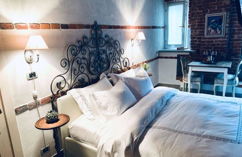 Gassino Torinese Lit Et Petit-Déjeuner | Fireplace Suite - country chic with heated hot tub in the garden