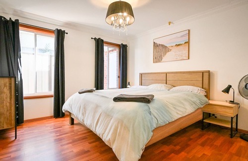 Hoppers Crossing Maison | Fireside Comfort, King Bed, Nursery, 3 fenced gardens. Hoppers Haven