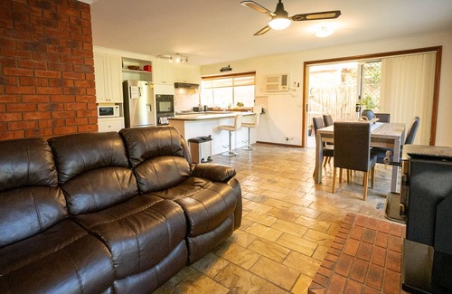 Hoppers Crossing Maison | Fireside Comfort, King Bed, Nursery, 3 fenced gardens. Hoppers Haven