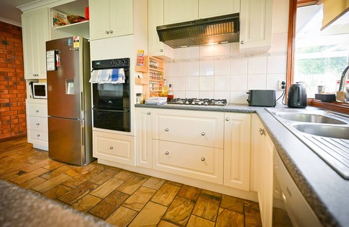 Hoppers Crossing Maison | Fireside Comfort, King Bed, Nursery, 3 fenced gardens. Hoppers Haven