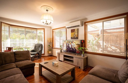 Hoppers Crossing Maison | Fireside Comfort, King Bed, Nursery, 3 fenced gardens. Hoppers Haven