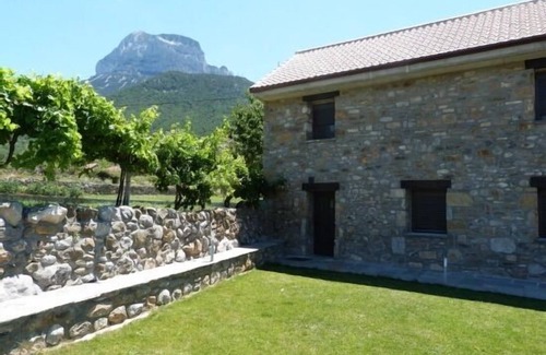 Laspuna Cottage | First floor apartment with communal garden