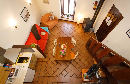 Robregordo Appartement | Chambre au premier étage et cheminée en duplex