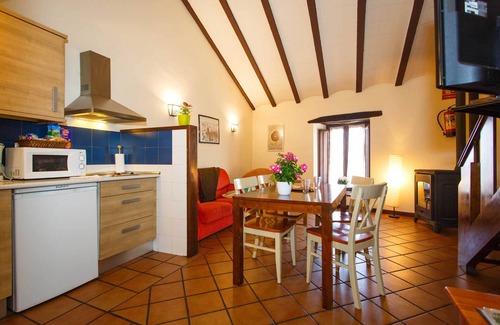 Robregordo Appartement | Chambre au premier étage et cheminée en duplex