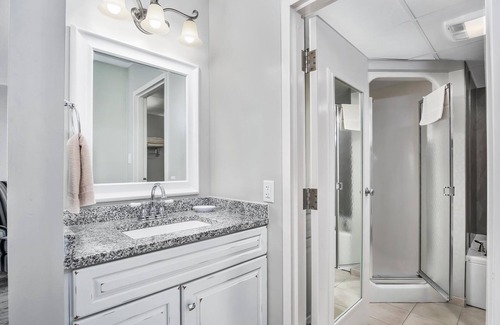 North East Hôtel | First Floor Master Suite Bay View