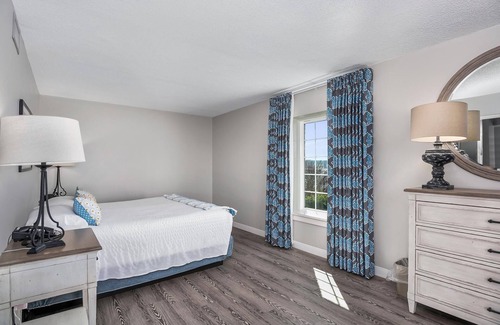 North East Hôtel | First Floor Master Suite Bay View