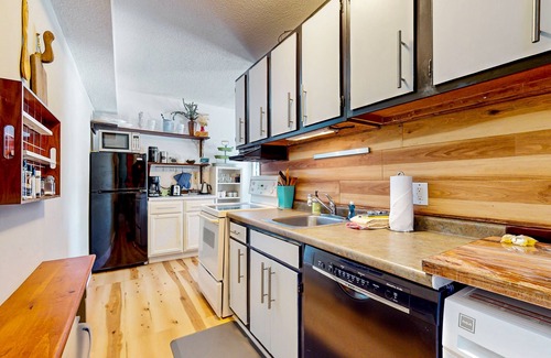 Campton Copropriété | First-floor mountain condo with amazing views, yard, pool, & gym - near skiing