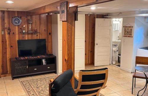 North Cleveland Park Appartement | First Floor One Bedroom Apartment with Full Kitchen & Bath