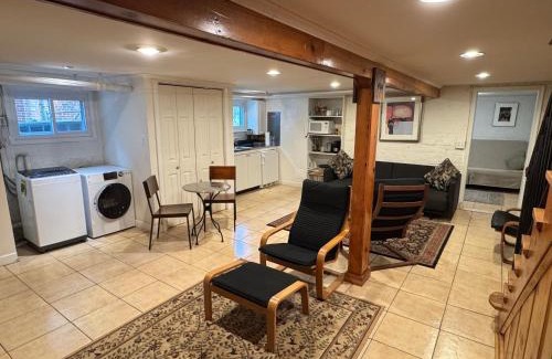 North Cleveland Park Appartement | First Floor One Bedroom Apartment with Full Kitchen & Bath