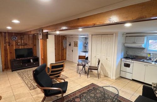 North Cleveland Park Appartement | First Floor One Bedroom Apartment with Full Kitchen & Bath