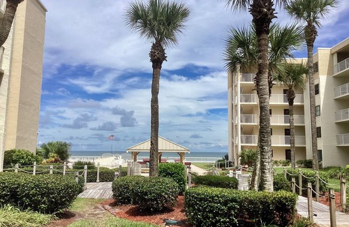 New Smyrna Beach Copropriété | First Floor Paradise - 2BR Condo - Just Steps to the Beach!