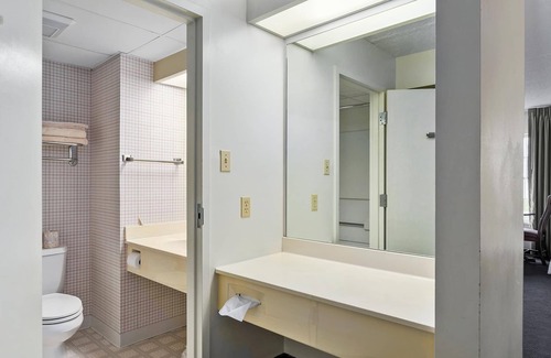 North East Hôtel | First Floor Standard Deluxe Bay View