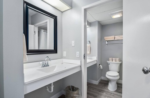 North East Hôtel | First Floor Standard Suite Bay View