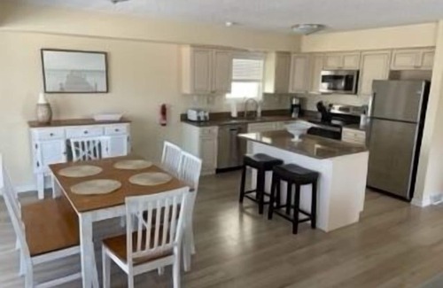 South End Copropriété | First floor three bedroom, two full bath unit two blocks from the beach