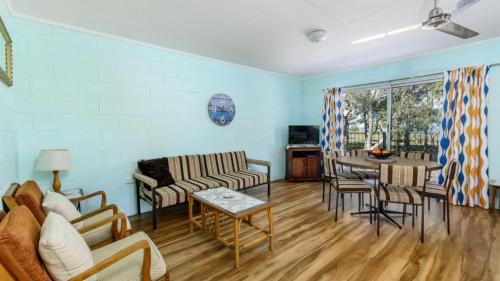 Bongaree Maison | First floor unit close to shops, park and waterfront!