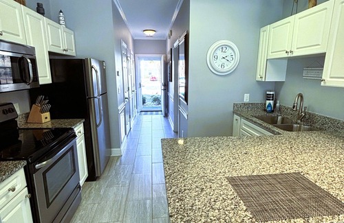 Central Myrtle Beach Copropriété | First Floor Updated Coastal Summer Retreat at Magnolia Place - Pool View