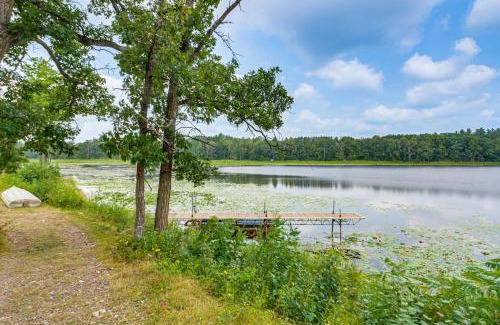 Brook Park Maison | Fish and Swim Lakefront Mora Home on 2 Acres!