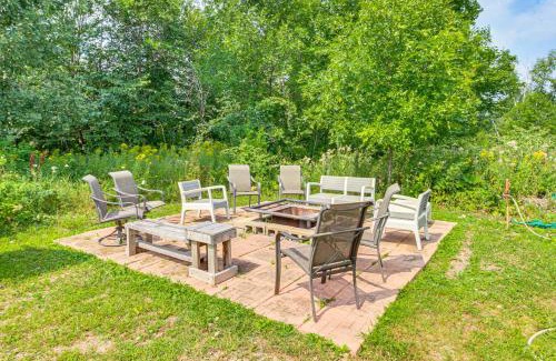 Brook Park Maison | Fish and Swim Lakefront Mora Home on 2 Acres!