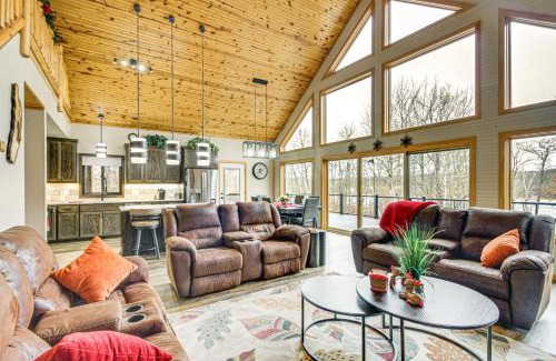 Brook Park Maison | Fish and Swim Lakefront Mora Home on 2 Acres!