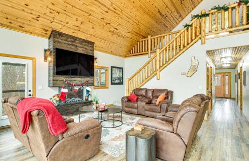 Brook Park Maison | Fish and Swim Lakefront Mora Home on 2 Acres!