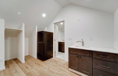 Iron Horse Appartement | Fish, Boat & Hike: Modern Portola Studio
