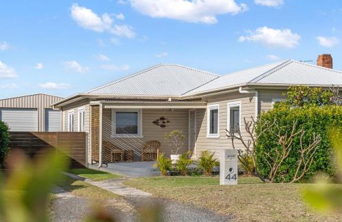 Ulladulla Maison | Fish Cottage Ulladulla - Linen not supplied - 3 bedroom house - sleeps 8 - pet friendly