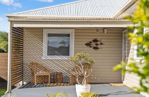 Ulladulla Maison | Fish Cottage Ulladulla - Linen not supplied - 3 bedroom house - sleeps 8 - pet friendly
