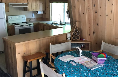 Scottsburg Cabine | Nager, pêcher, se détendre - Riverfront Cozy 2bd Cabin sur la rivière Umpqua clôturé 1. 5 acres