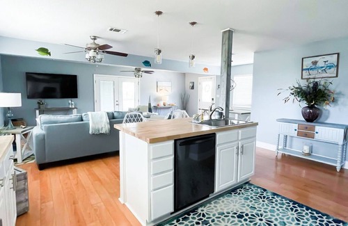 Shoreline Park Maison | Fisherman's Paradise Camp House with Waterfront 125ft dock!