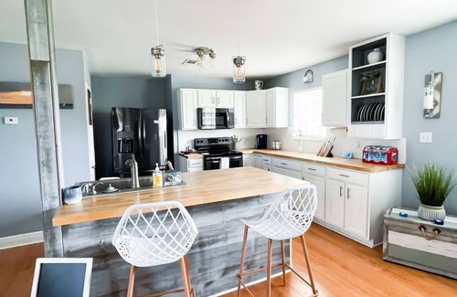 Shoreline Park Maison | Fisherman's Paradise Camp House with Waterfront 125ft dock!