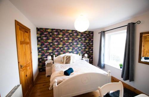 Fivemilebourne Maison | Fishermans Cottage Stunning Two Bedroom with Views close to town