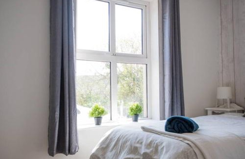 Fivemilebourne Maison | Fishermans Cottage Stunning Two Bedroom with Views close to town