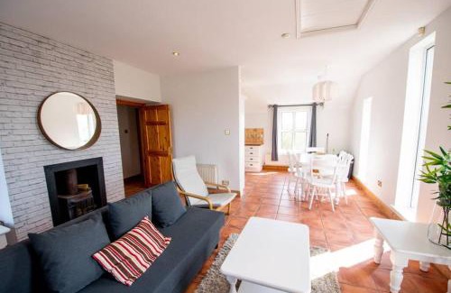 Fivemilebourne Maison | Fishermans Cottage Stunning Two Bedroom with Views close to town