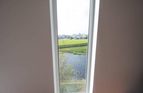Fivemilebourne Maison | Fishermans Cottage Stunning Two Bedroom with Views close to town