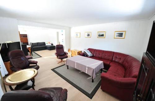 Torsken Appartement | Fishermens House, romslig ferieleilighet nær sjøen Medby Senja